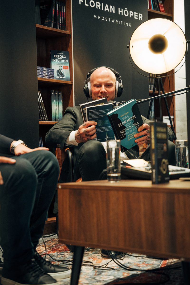 Florian Höper, umgeben von Büchern